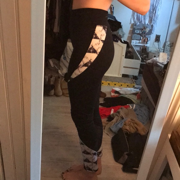 Black/marble printed leggings with mesh - Picture 2 of 3
